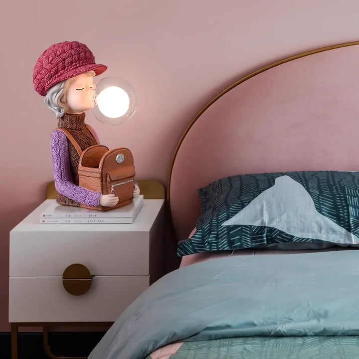 Lampe de chevet tiloux avec figurine femme bonnet lapin rouge et globe lumineux sac à dos cuir brun