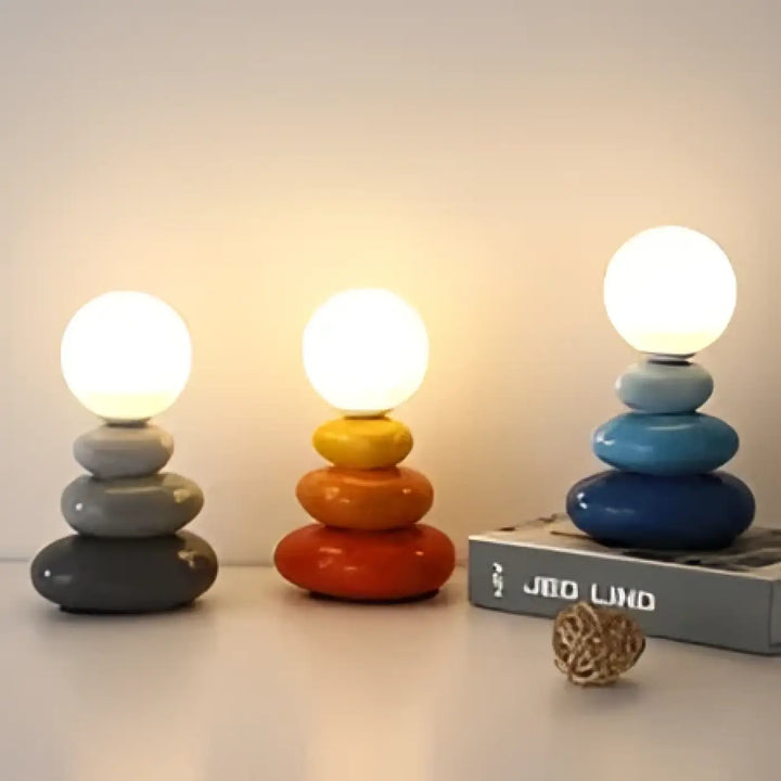 Lampe de chevet hestia avec design galets empilés en pierre lisse et ampoules blanches lumineuses