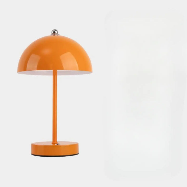 Lampe de chevet skadi design scandinave avec lampe orange dome en metal et éclairage tamisé pour lumière douce