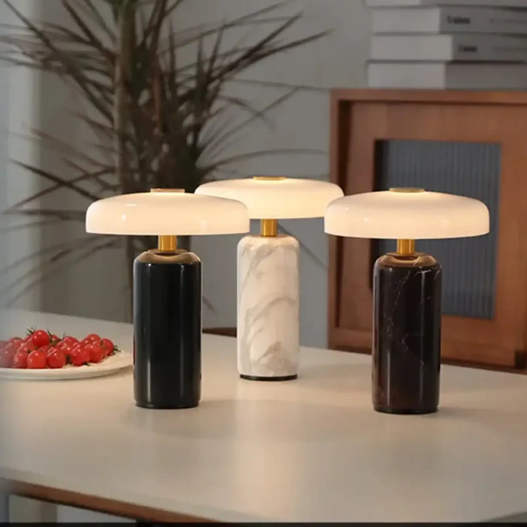Trois lampes de chevet aurora avec base cylindrique effet marbre noir blanc veiné et brun foncé plus qu’un éclairage