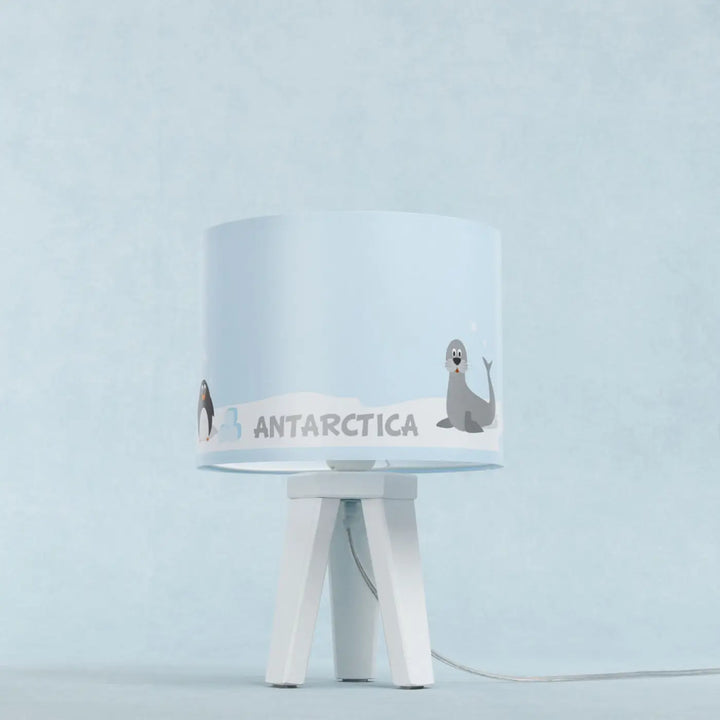 Lampe de table sweet dreams bleu clair en bois avec abat-jour cylindrique décor animalier chevet enfant antarctica