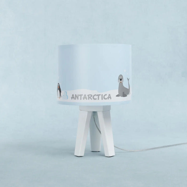 Lampe de table chevet enfant bleu clair avec décor animalier pingouin et phoque sur pied bois blanc