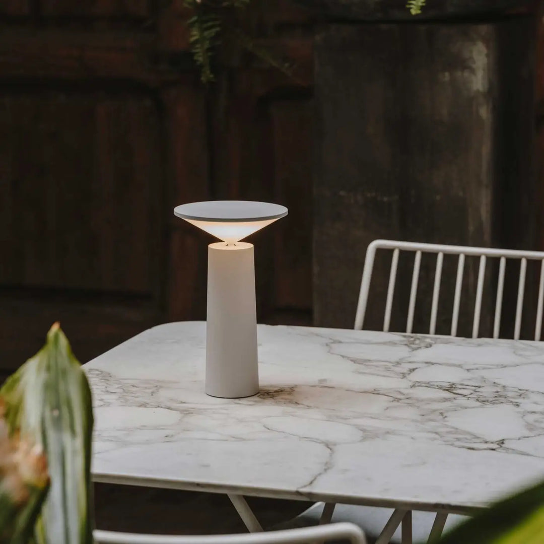 Lampe portable Cocktail blanche dans un intérieur #couleur_blanc