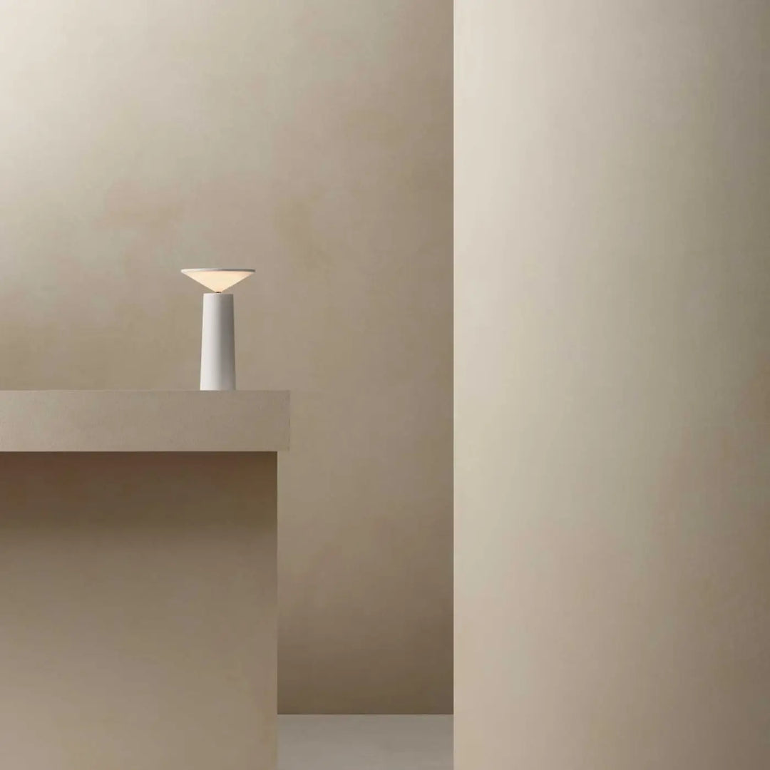 Lampe de chevet Cocktail en aluminium blanc dans un intérieur #couleur_blanc
