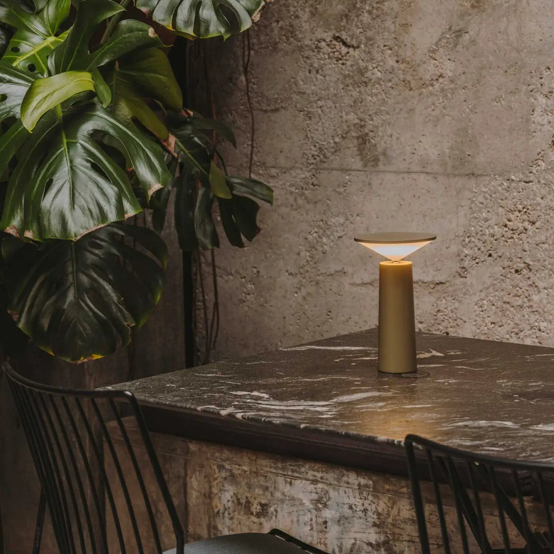 Lampe de chevet cocktail en métal doré avec tête orientable et variation tactile pour une lumière d ambiance chaleureuse