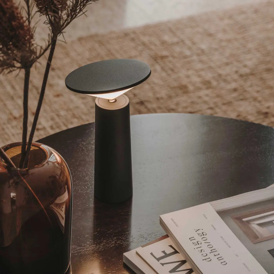 Lampe Cocktail noire posée dans un intérieur #couleur_noir
