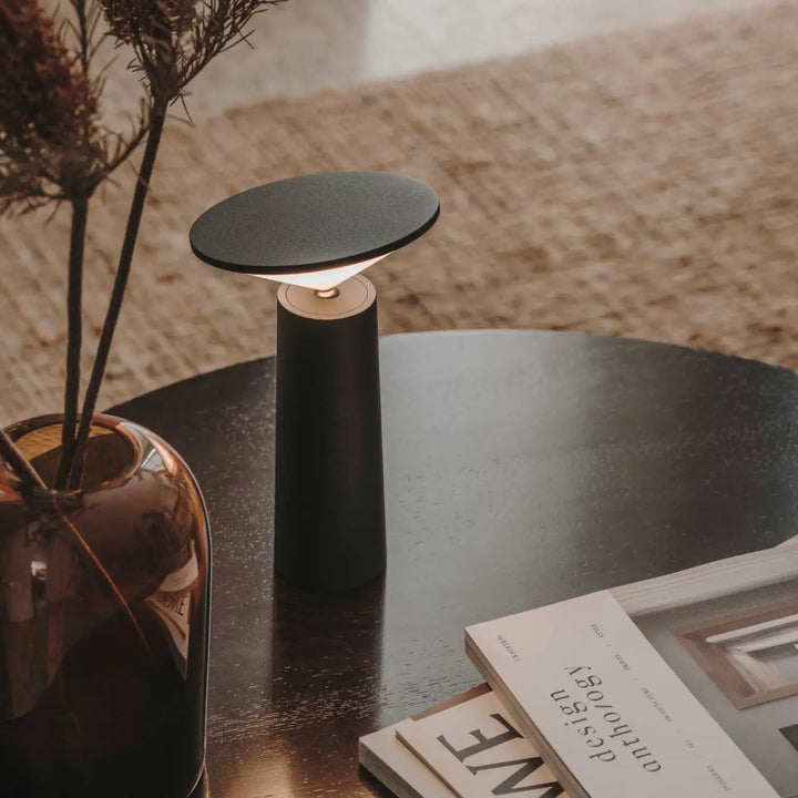 Lampe Cocktail noire posée dans un intérieur #couleur_noir