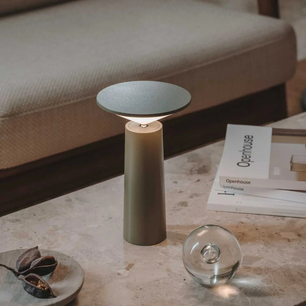 Lampe Cocktail verte posée dans un intérieur #couleur_vert