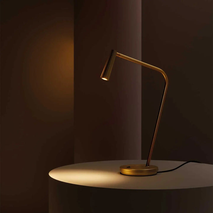Lampe de chevet Gamma dorée dans un intérieur #couleur_dore