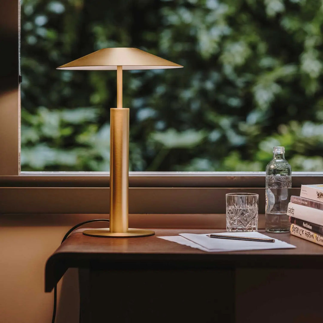 Lampe de table H dorée mise en scène dans un intérieur #couleur_dore