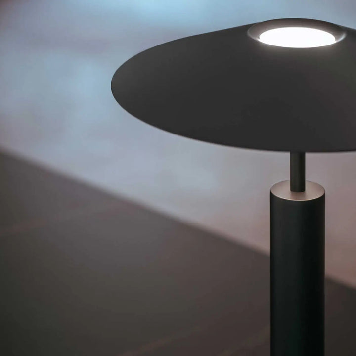 Lampe de chevet H en acier noir dans un intérieur #couleur_noir