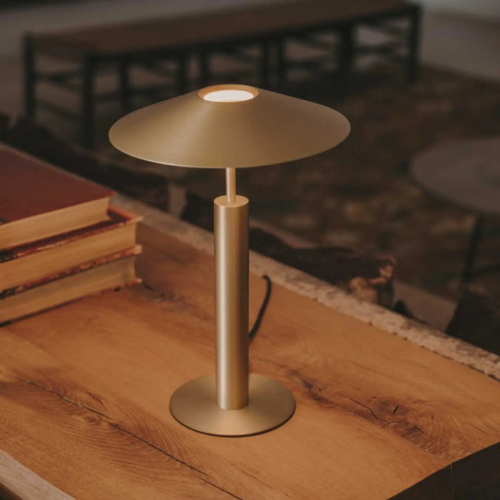 Lampe de chevet H dorée dans un intérieur #couleur_dore