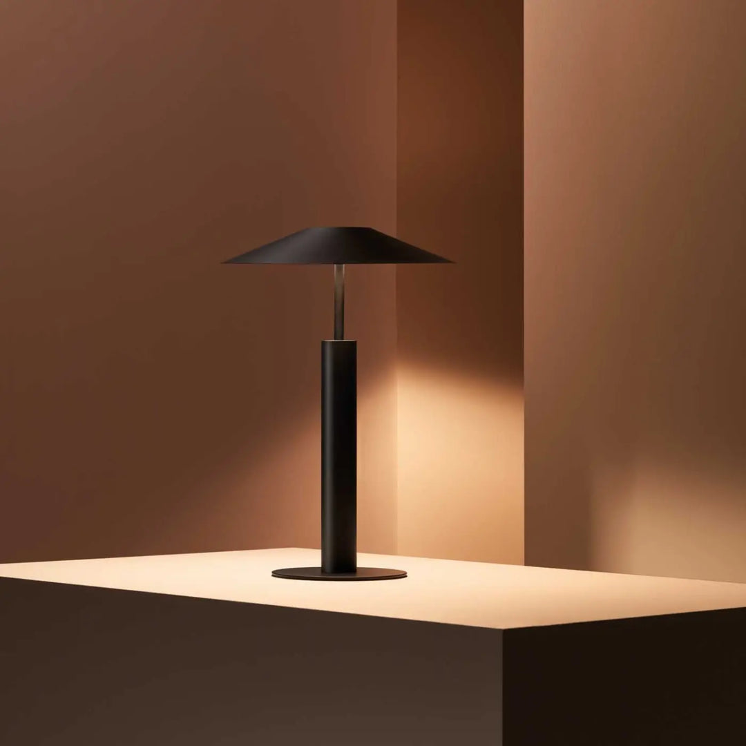 Lampe de chevet H noire dans un intérieur #couleur_noir
