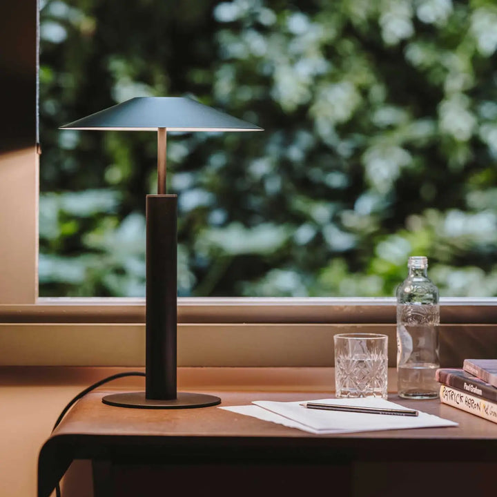 Lampe à poser H noire dans une pièce à vivre #couleur_noir