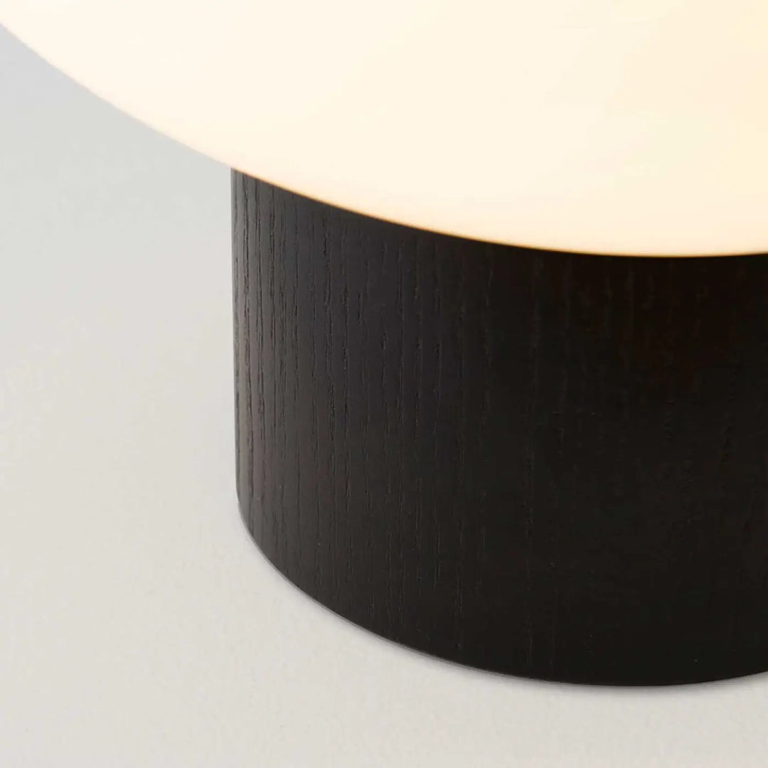 Détail du globe en verre soufflé de la lampe Ilargi en bois foncé #couleur_bois_fonce