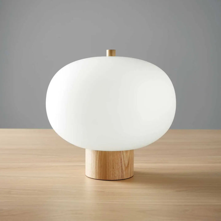 Lampe à poser Ilargi en bois clair dans un intérieur #couleur_bois_clair