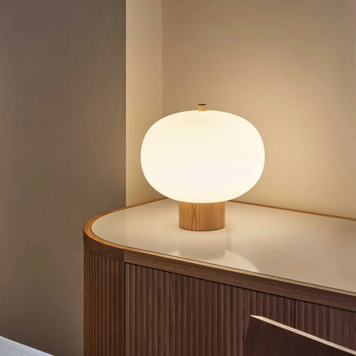 Lampe Ilargi à socle en bois clair dans un intérieur #couleur_bois_clair