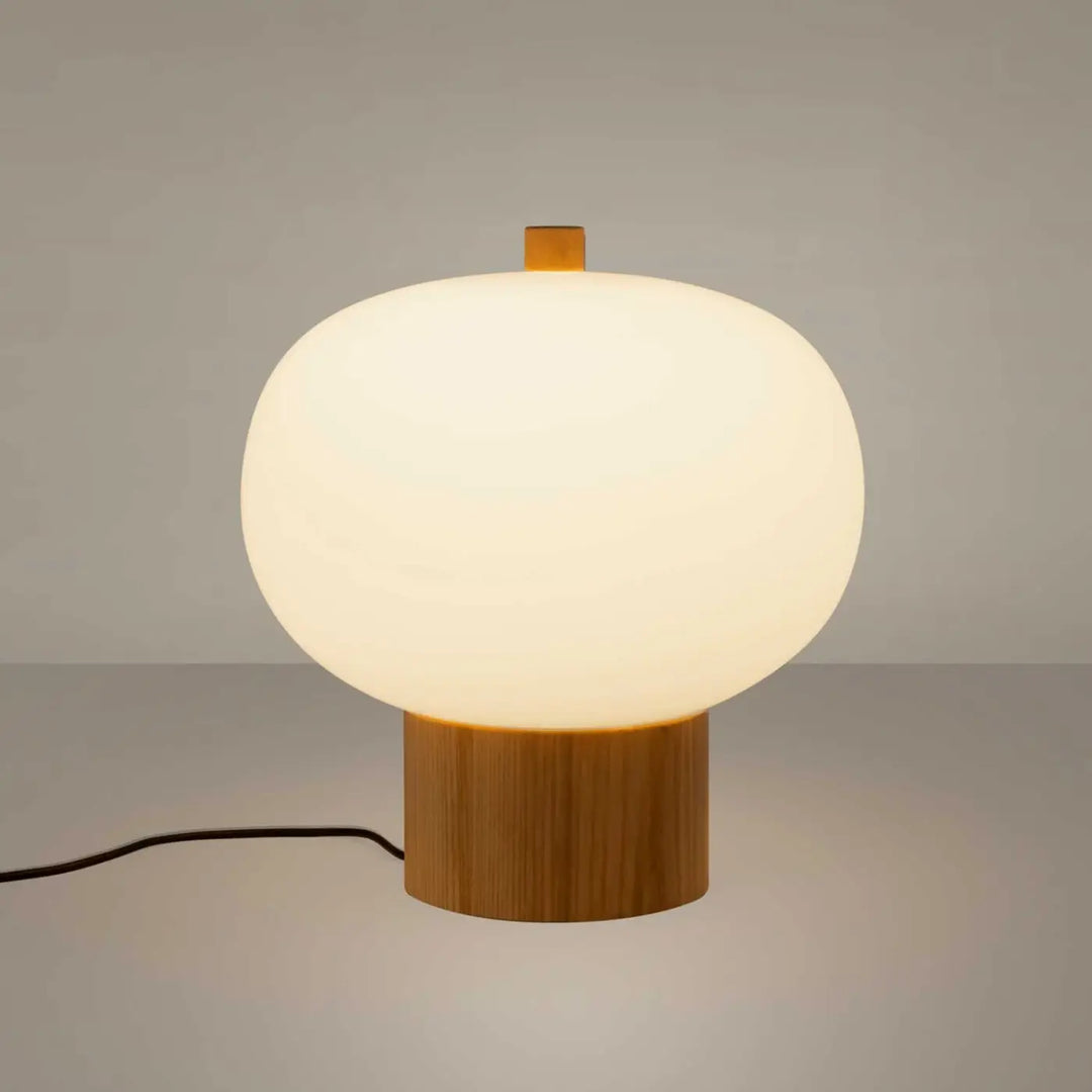Détail du socle en bois clair de la lampe Ilargi #couleur_bois_clair