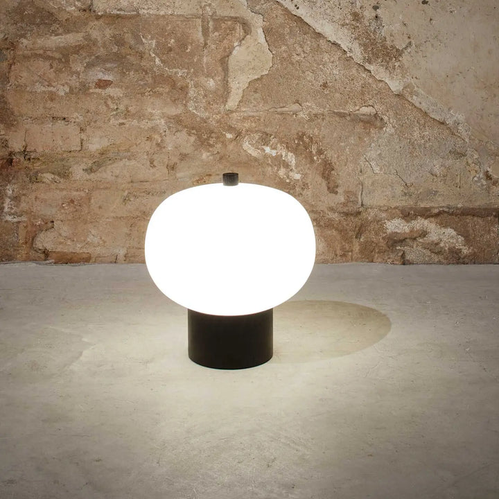 Lampe de chevet Ilargi en verre soufflé et bois foncé dans un intérieur #couleur_bois_fonce