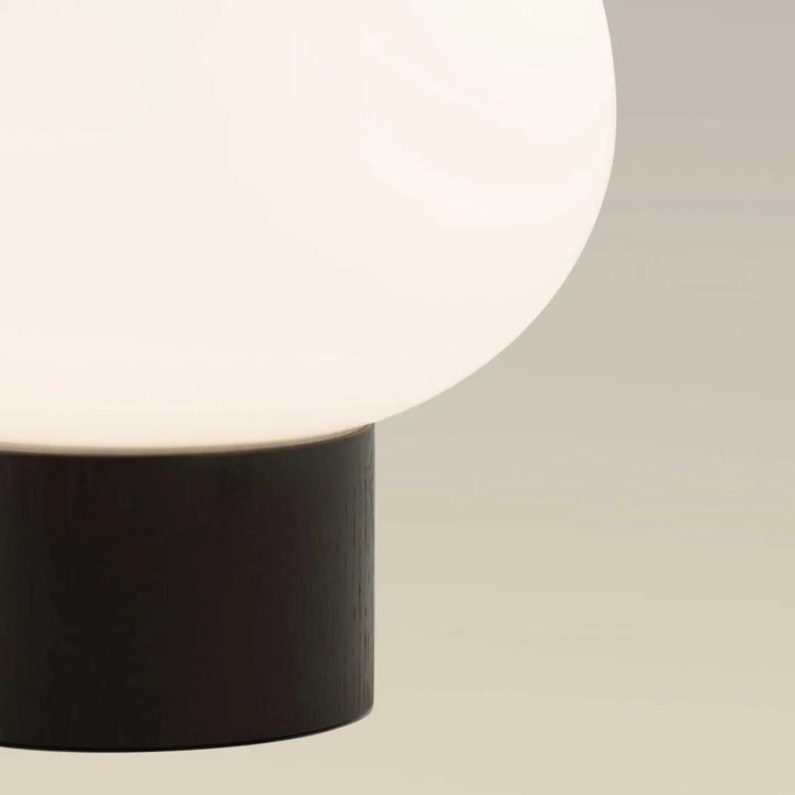 Détail du socle de la lampe Ilargi en bois foncé #couleur_bois_fonce