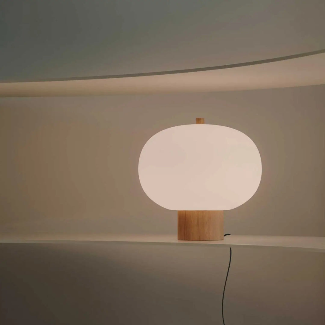 Lampe Ilargi en verre soufflé et bois clair dans un intérieur #couleur_bois_clair