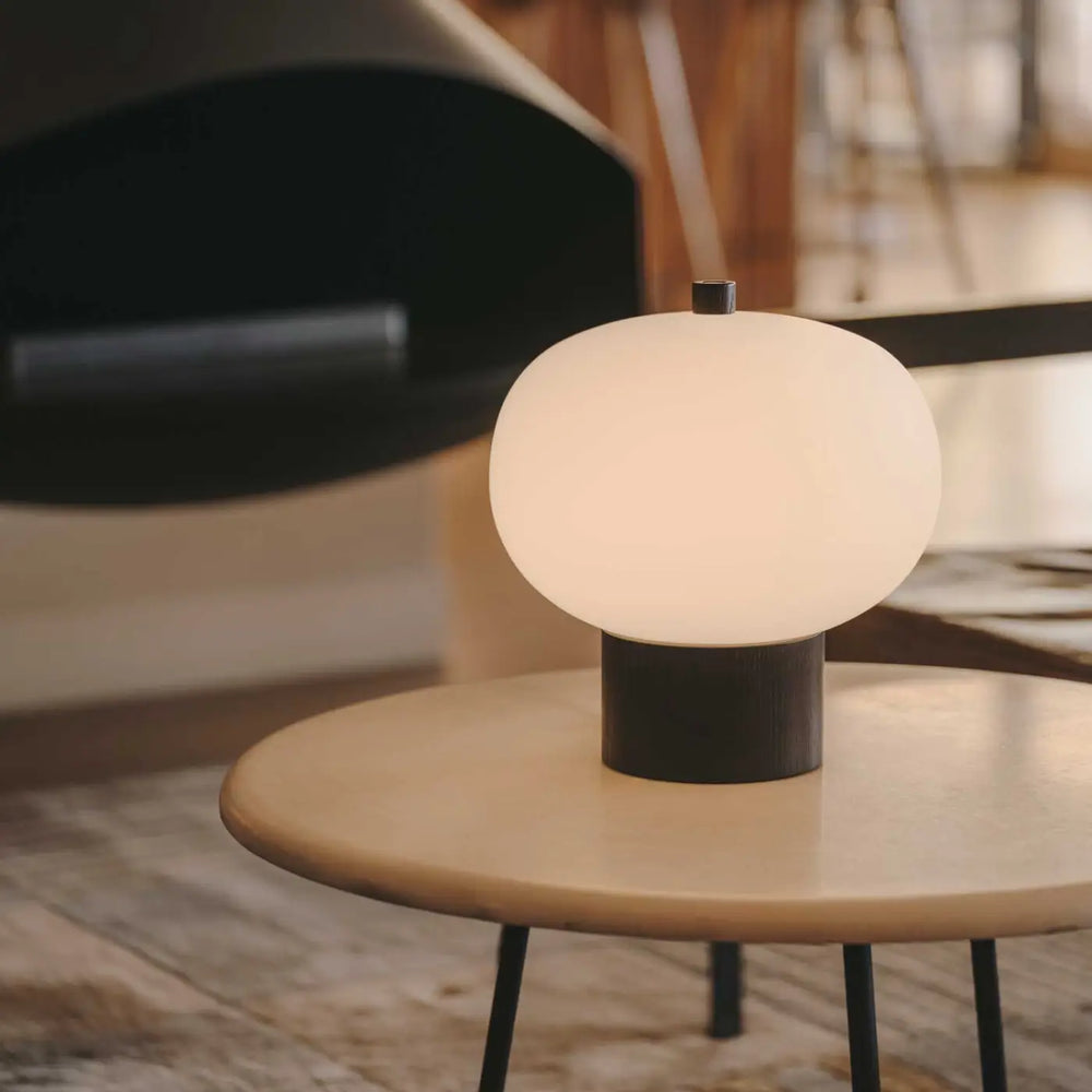 Lampe Ilargi en bois foncé dans un intérieur #couleur_bois_fonce