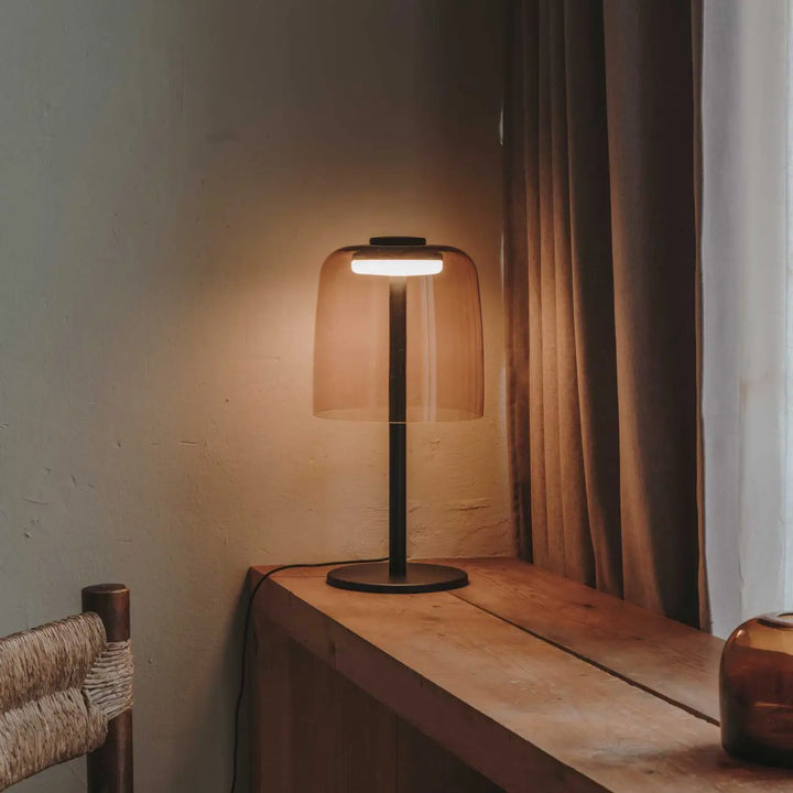 Lampe à poser Levels en verre ambré dans un intérieur #couleur_orange