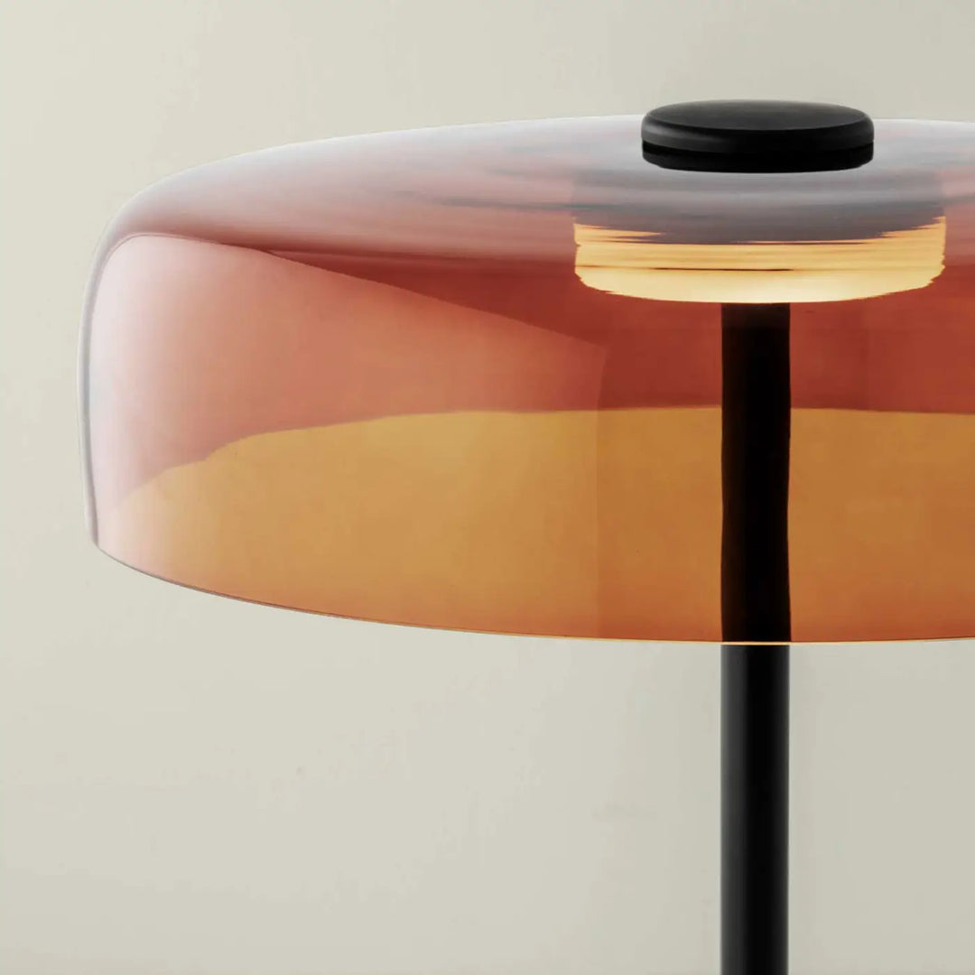 Détail de la lampe de chevet Levels en verre ambré #couleur_orange
