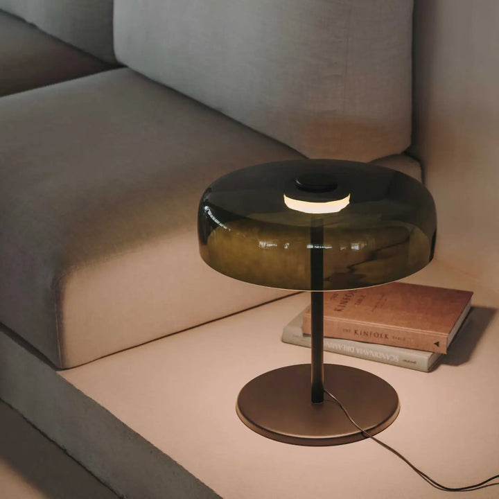 Ambiance avec la lampe de chevet Levels en verre vert #couleur_vert