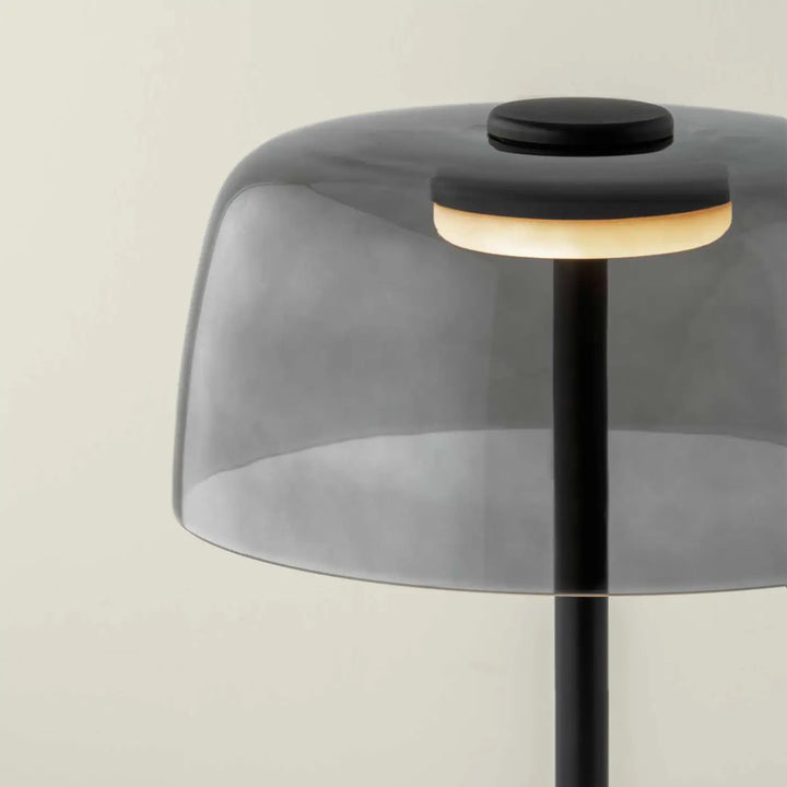 Détail de la lampe Levels en verre fumé #couleur_gris