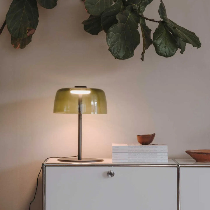 Lampe à poser Levels en verre vert dans un intérieur #couleur_vert