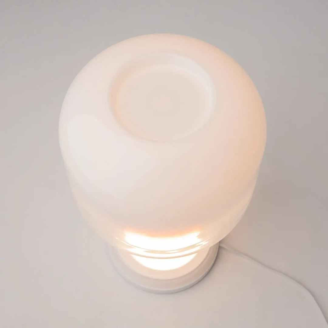 Lampe spirito lampe de chevet en verre gris avec socle vertical et abat-jour dome blanc givré éclairage chaud