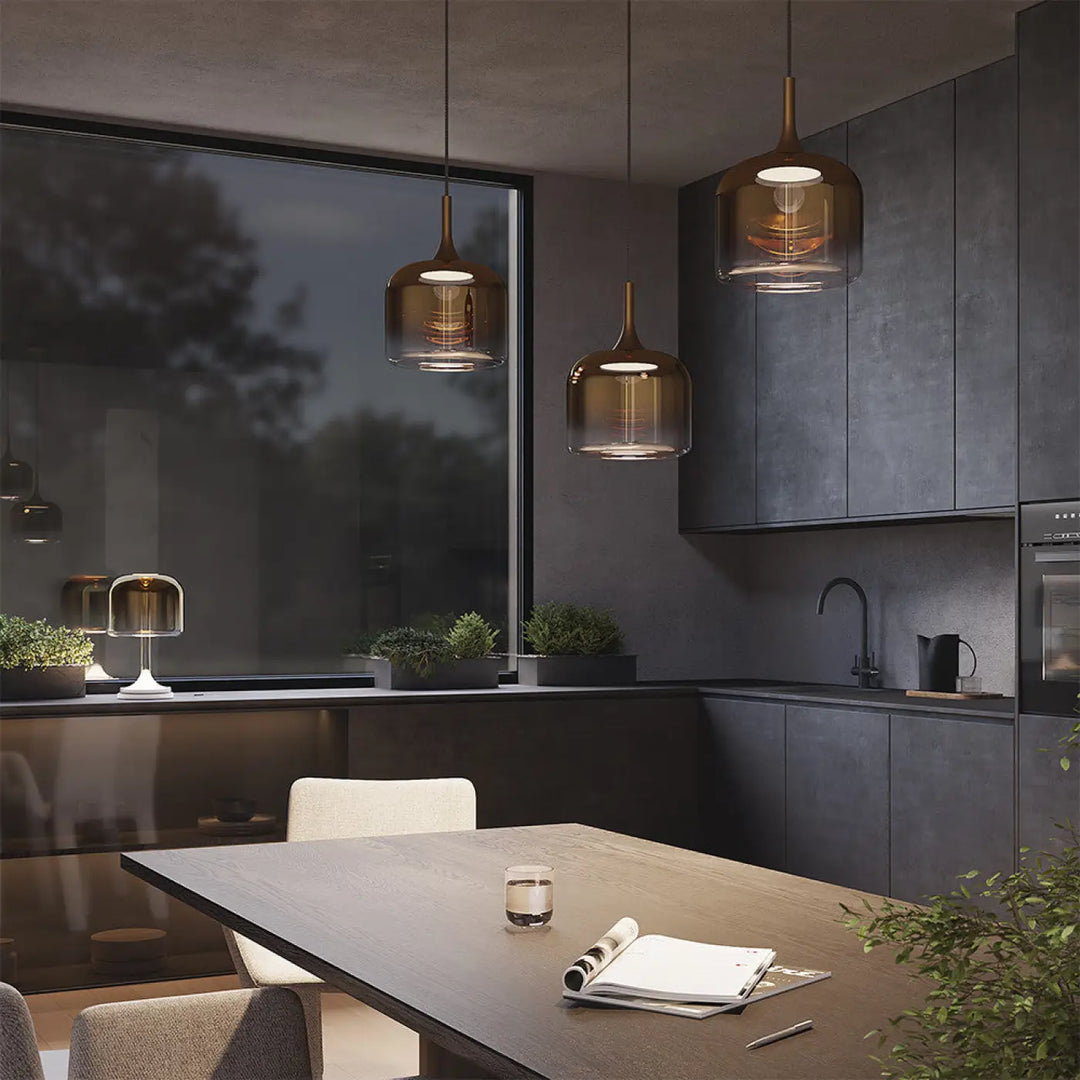 Trois lampes spirito suspendues avec socle vertical en métal finition laiton et verre gris ambré moderne