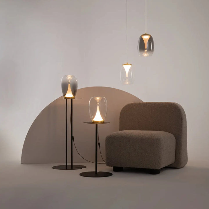 Lampe de chevet led splash avec leds intégrées et abat-jour en verre clair sur pied métal noir moderne