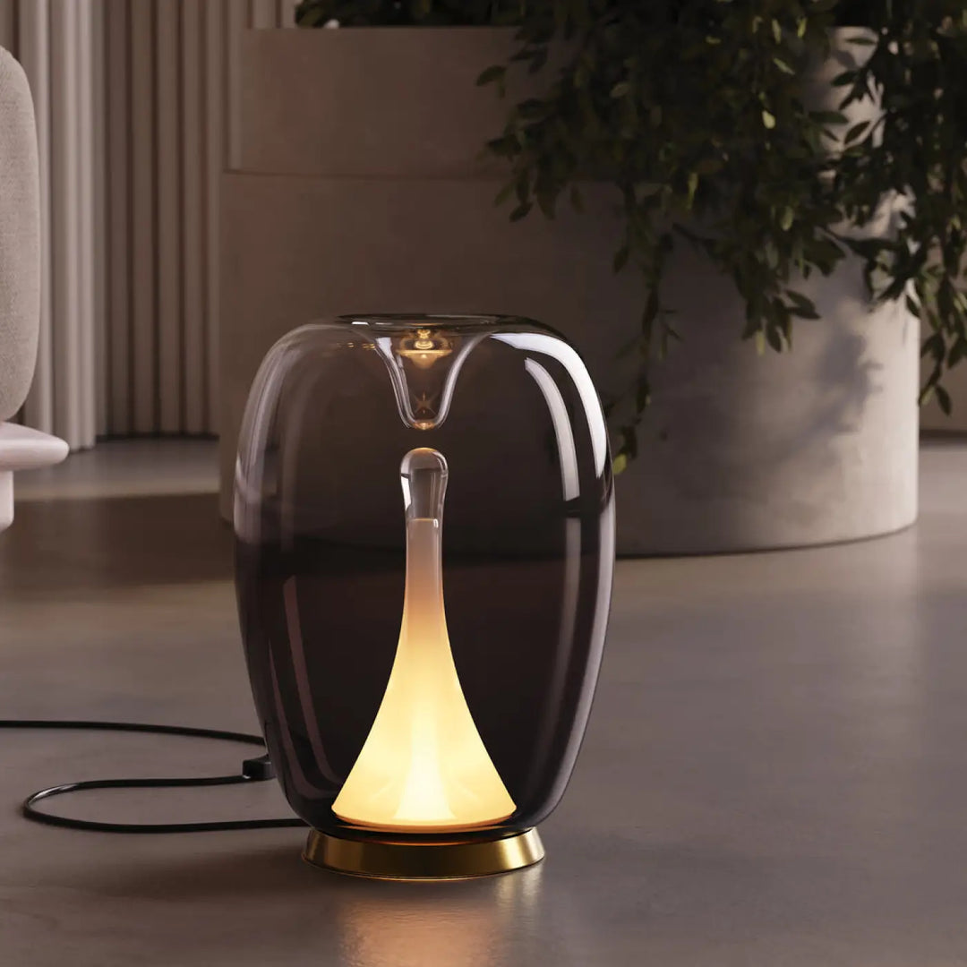 Lampe de chevet led splash en verre teinté foncé avec led intégrée et accent laiton poli éclaire dune lueur ambre chaleureuse