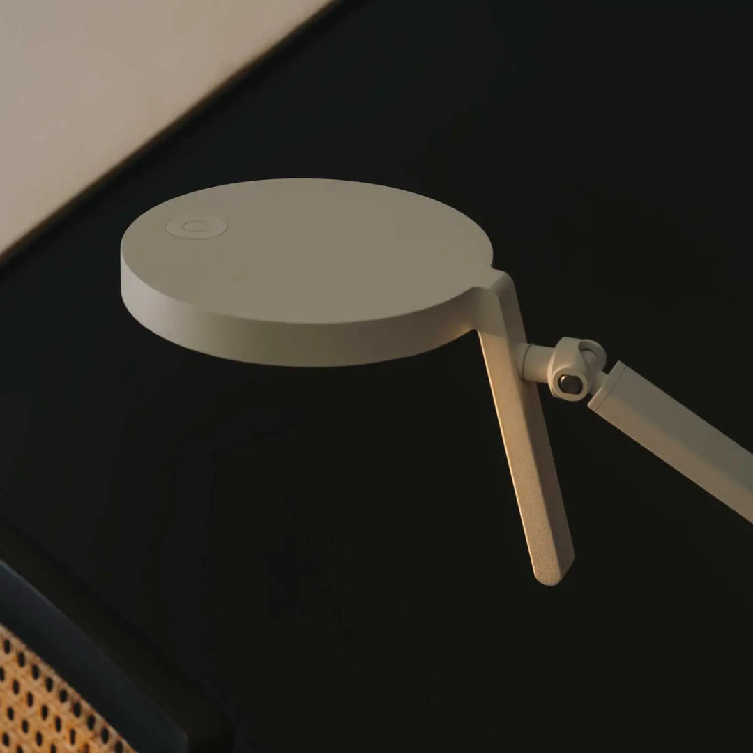 Lampe de chevet Maca en acier blanc dans un intérieur #couleur_blanc