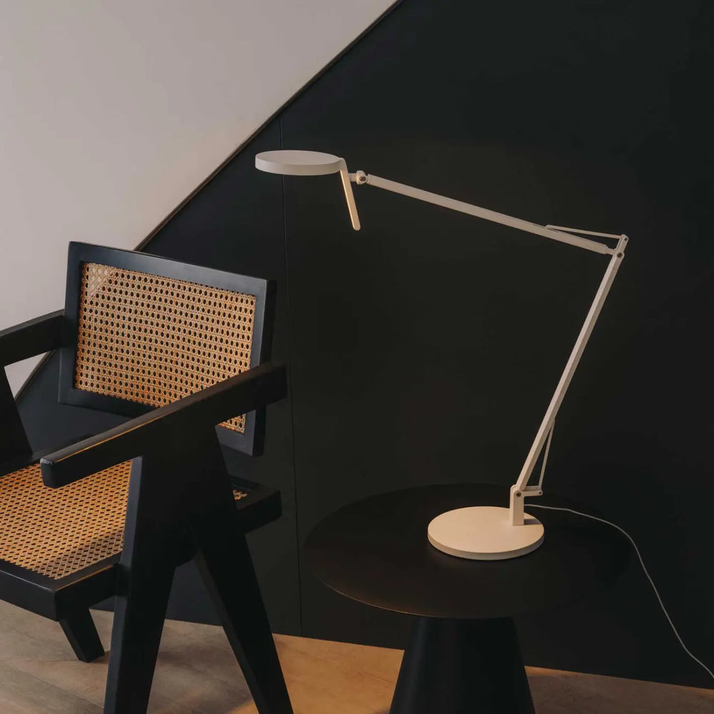 Lampe de chevet Maca blanche dans un intérieur #couleur_blanc