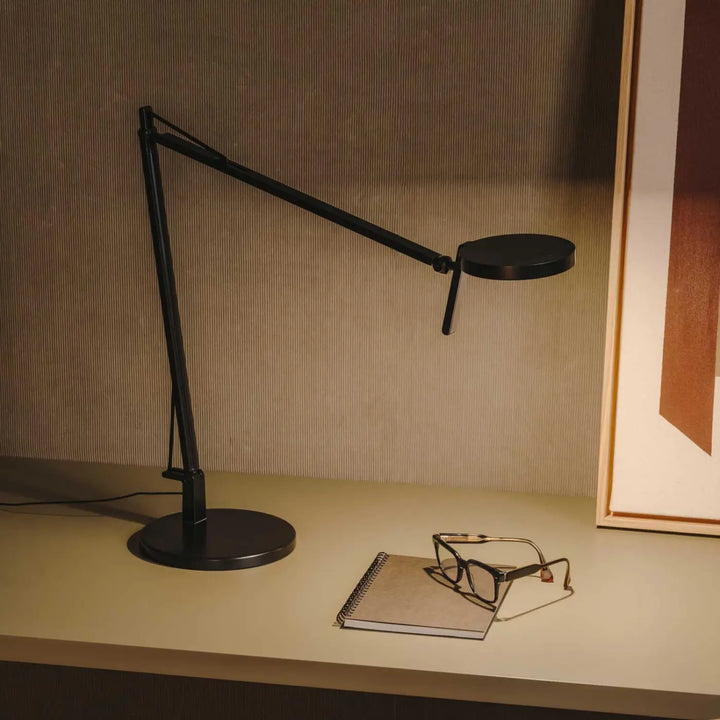 Lampe de chevet Maca noire posée dans un intérieur #couleur_noir