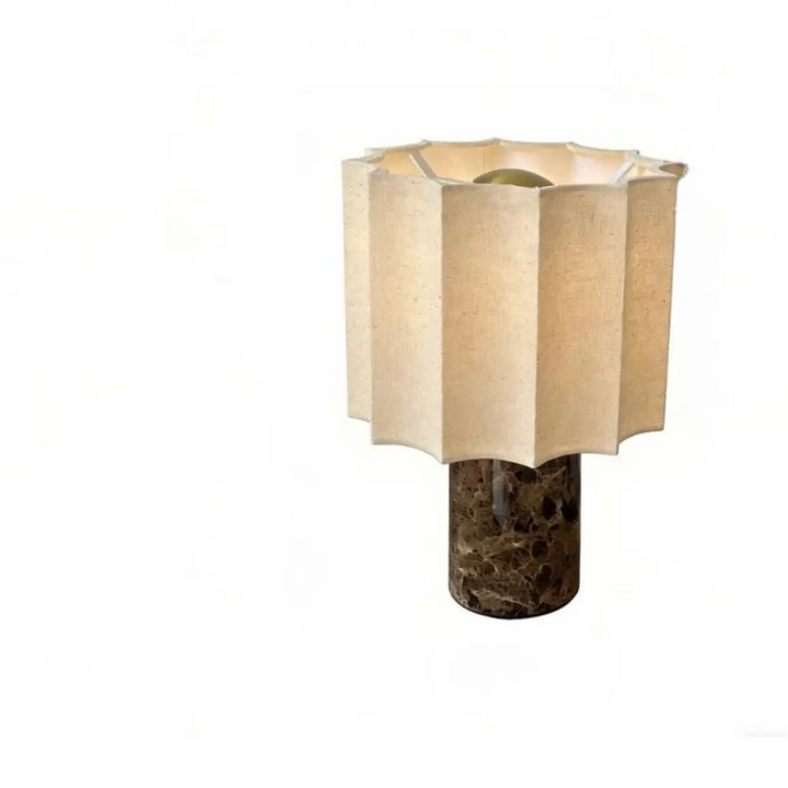 Lampe de chevet pietra avec abat-jour plissé beige sur base en marbre marron foncé élégante et moderne