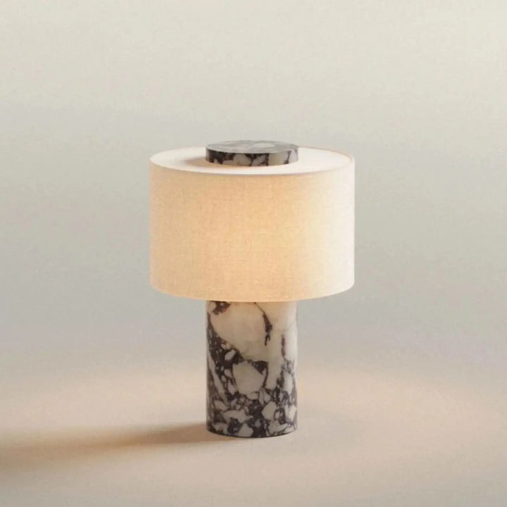 Lampe de chevet pietra avec pied en marbre blanc et noir et abat-jour beige en tissu doux