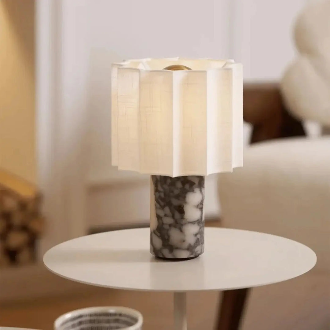 Lampe de chevet pietra avec abat-jour plissé blanc et base cylindrique en marbre gris et blanc moderne