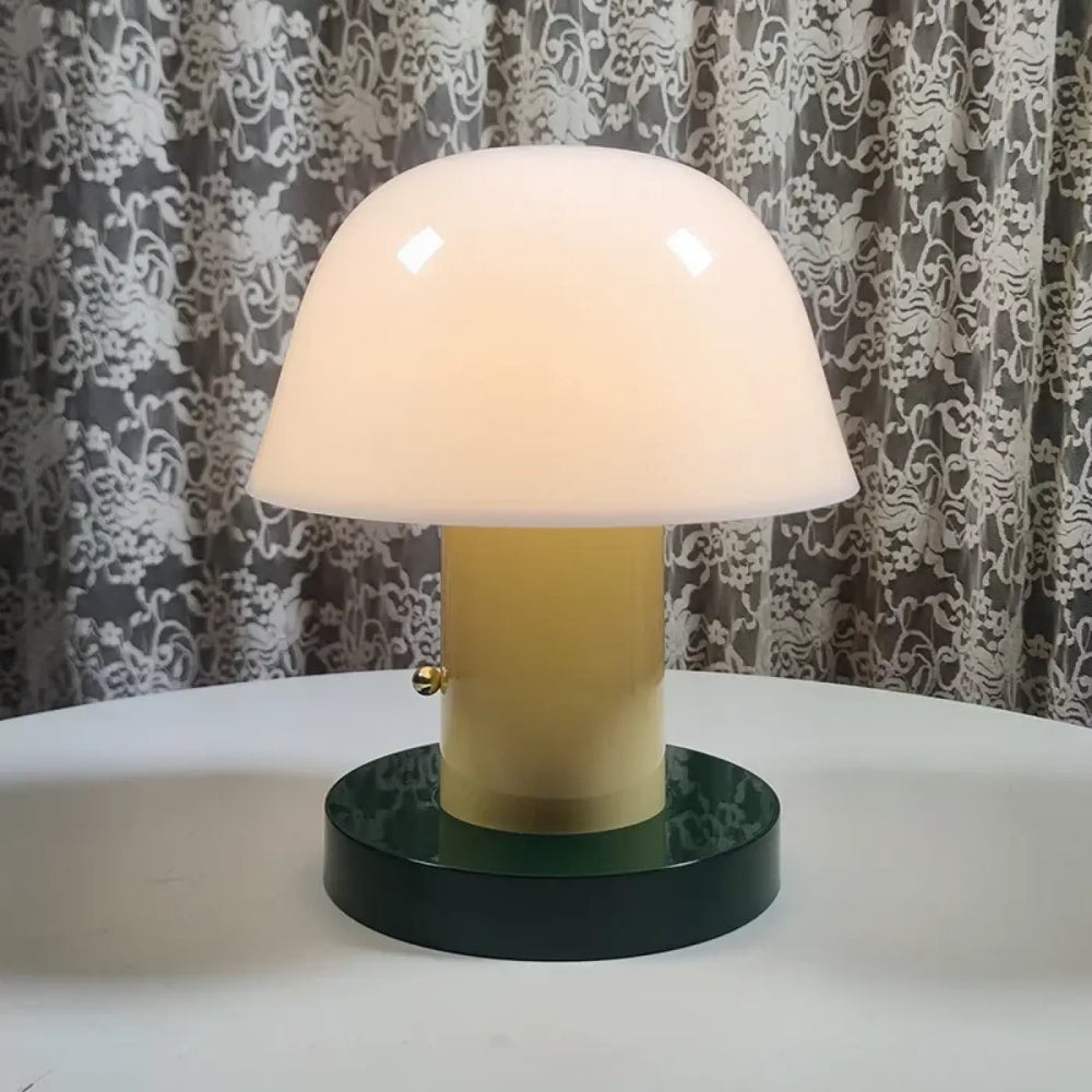 Lampe de chevet laounia avec base cylindrique jaune moutarde mate et abat-jour verre translucide, chevet minimaliste lumière pensée
