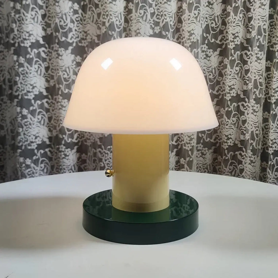 Lampe de chevet laounia avec base cylindrique jaune moutarde mate et abat-jour verre translucide, chevet minimaliste lumière pensée