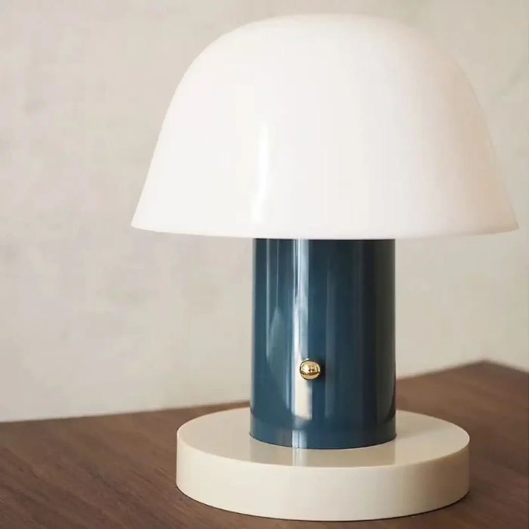 Lampe de chevet laounia chevet minimaliste avec abat-jour blanc brillant et base bleu marine mat avec bouton doré