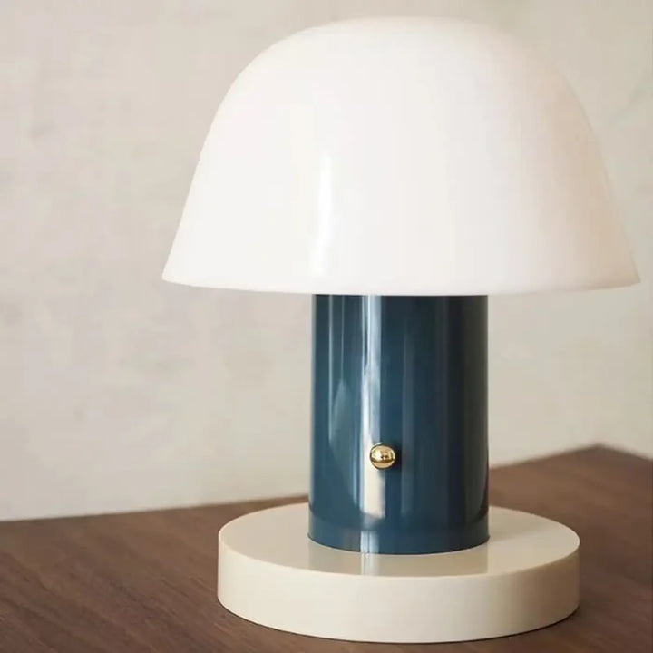 Lampe de chevet laounia chevet minimaliste avec abat-jour blanc brillant et base bleu marine mat avec bouton doré