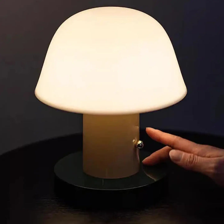 Lampe de chevet laounia minimaliste avec lumière pensée chaude, abat-jour en verre blanc givré et base cylindrique ambre