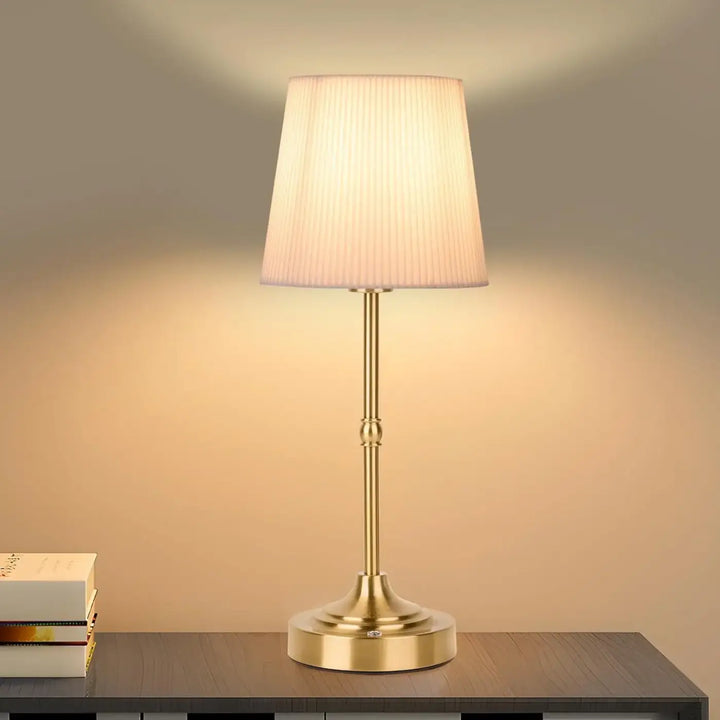 Lampe de chevet élégancia finition or avec abat-jour plissé en tissu ivoire design élégant chevet contemporaine