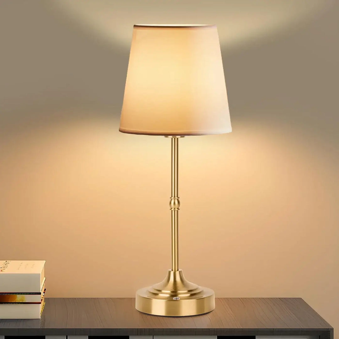 Lampe de chevet élégancia finition dorée avec abat-jour en tissu crème design élégant pour chevet contemporaine