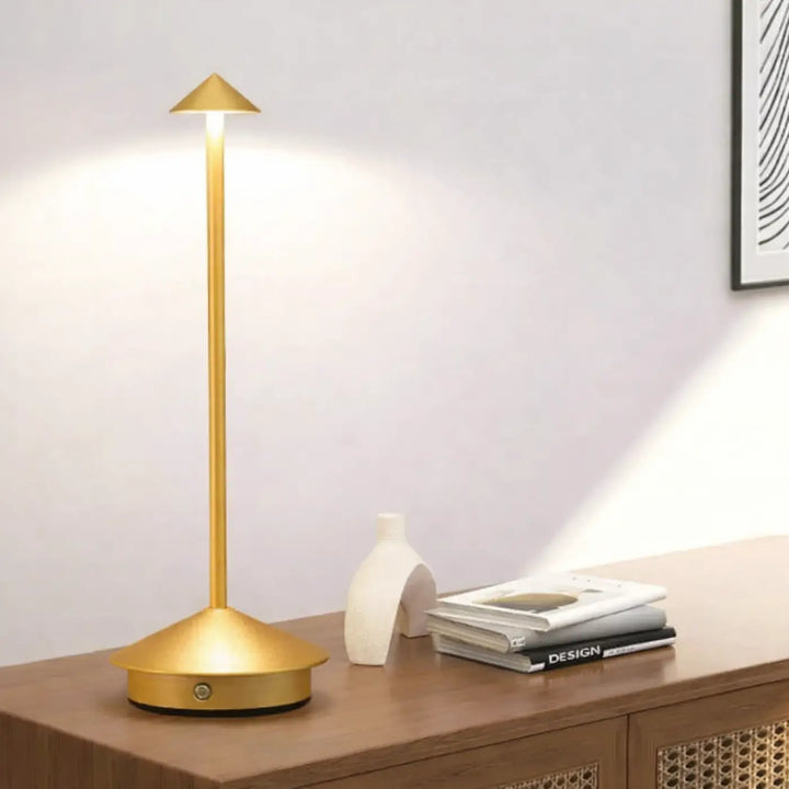 Lampe de chevet selenia style moderne en métal doré avec corps cylindrique et lumière chaude pour chevet élégante