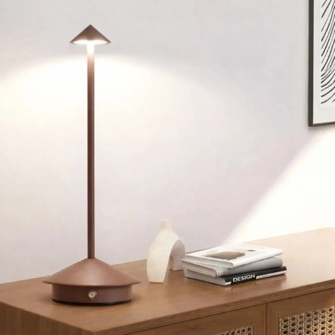 Lampe de chevet selenia style moderne avec finition bronze mat et design conique minimaliste pour chevet élégante
